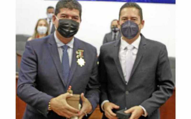 Foto|Darío Augusto Cardona|LA PATRIA     El concejal Jorge Eliécer Galeano Hernández hizo entrega de la Gran Orden Grado Oficial