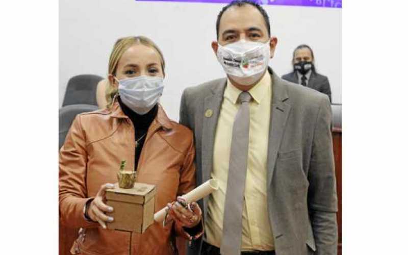 Foto|Darío Augusto Cardona|LA PATRIA   El concejal Julián Andrés Osorio Toro entregó la Nota de estilo a Gaby Carolina Muñoz Cha