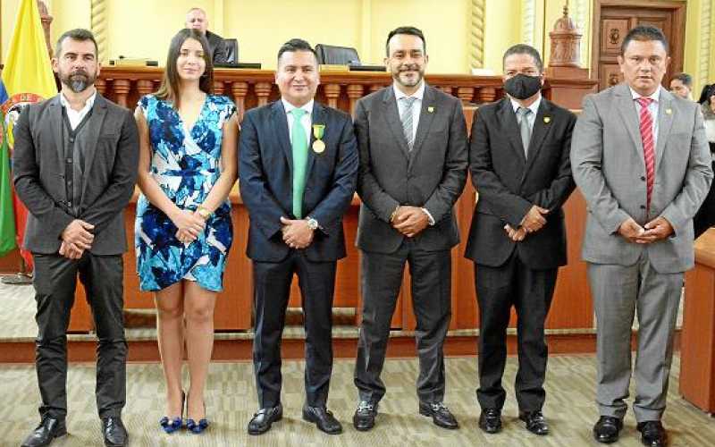 Jorge Eliécer Laverde Vargas recibió la medalla Honor al Mérito y nota de estilo por la Asamblea de Caldas. Lo acompañan los dip