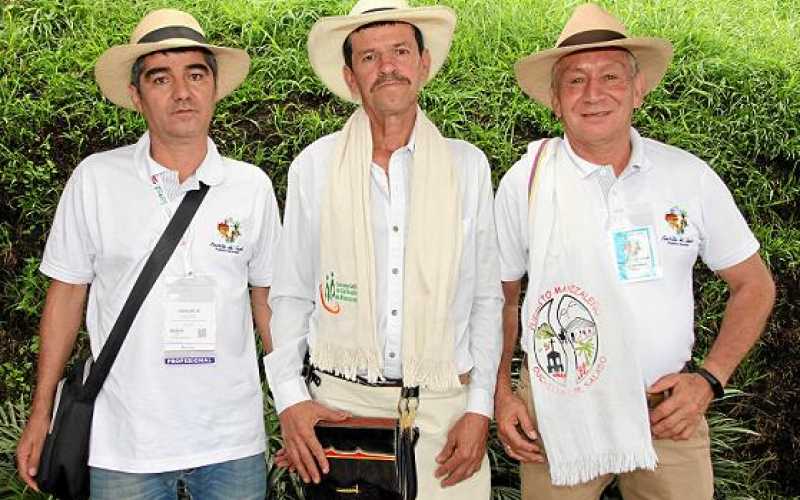 Foto|Argemiro Idárraga|LA PATRIA    Líderes de la Junta de Acción Comunal de la vereda Cuchilla del Salado: Albeiro Duque Arroya