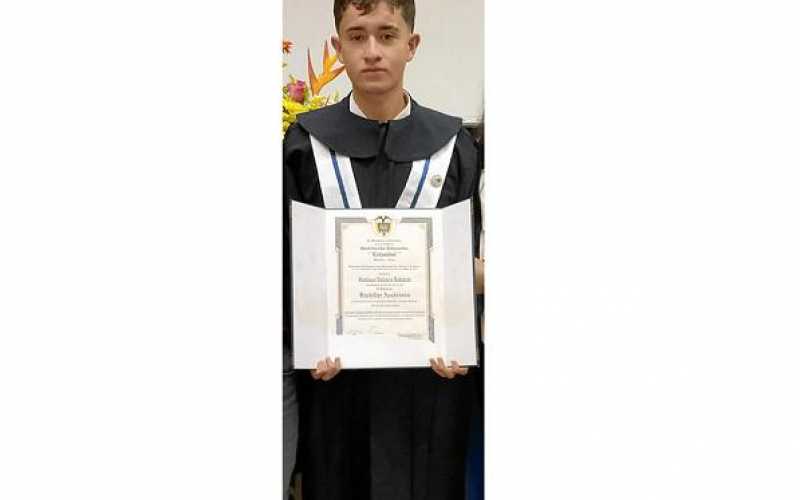 Foto | Archivo Familiar | LA PATRIA    Santiago Valencia Betancur se graduó como bachiller académico con énfasis en Inglés de la