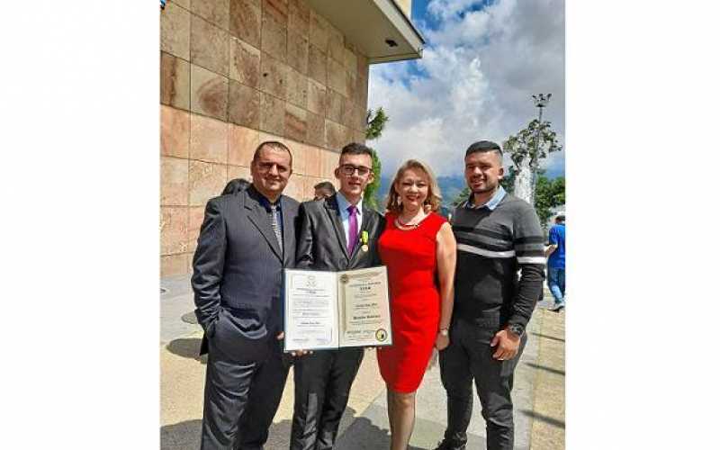 Esteban López Flor recibió el título de bachiller del Liceo Arquidiocesano de Nuestra Señora. La ceremonia se llevó acabo durant