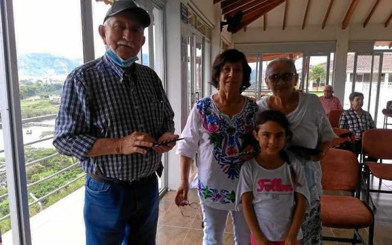 Hernando Gallego, Martha María Páramo, Marta Otálvaro y la niña Gabriela Gómez Correa.