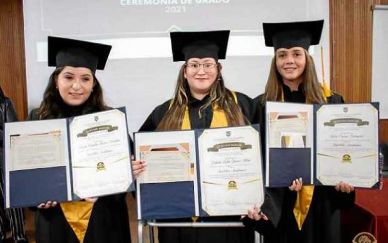 Foto|Cortesía|LA PATRIA De un total de quince graduandos, las estudiantes María Camila Torres Urrutia, de Bogotá, Danna Sofía Qu