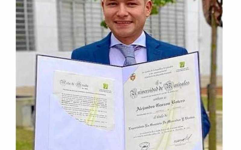 Foto | Cortesía | LA PATRIA Alejandro Garzón Botero, de Manzanares, recibió de la Universidad de Manizales el título de Especial