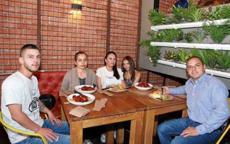 Familiares de Laura Tatiana Montoya Ochoa se reunieron para homenajearla por su grado  de bachiller.