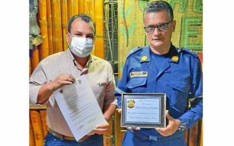 El Cuerpo de Bomberos Voluntarios de Anserma, en un acto especial, otorgó un reconocimiento especial al contralor del departamen