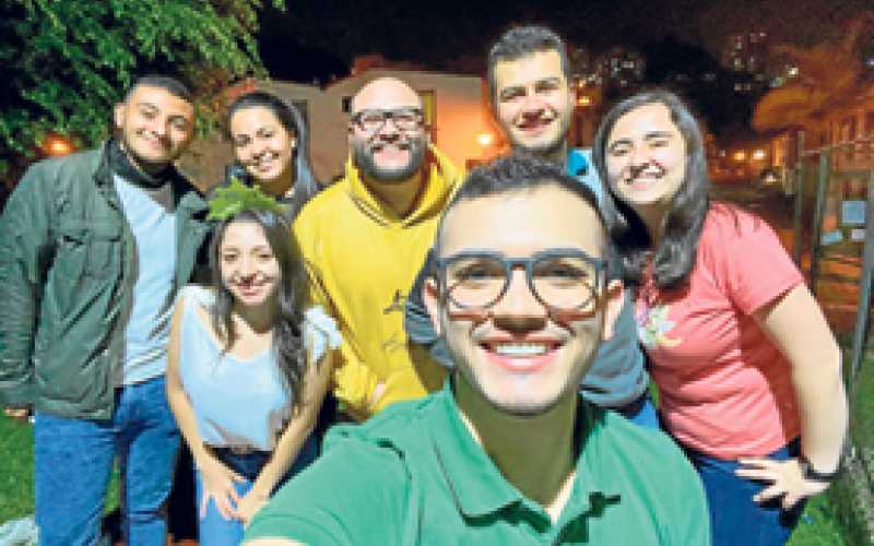 Christian Osorio, María Camila Cárdenas, Cristian Duque, Esteban Franco y Laura Henao. Abajo: María Cecilia Moreno Giraldo y Dav