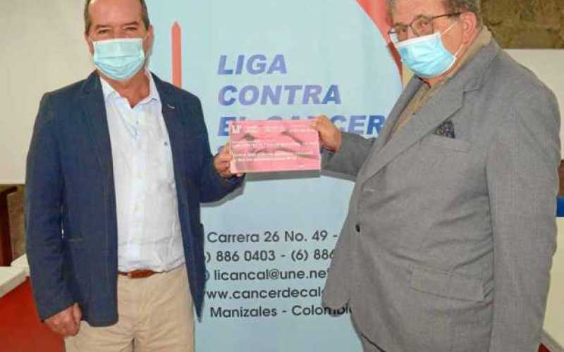 Nicolás Restrepo Escobar, director del periódico LA PATRIA, entrega a La Liga Contra el Cancer Seccional Caldas, en cabeza del m