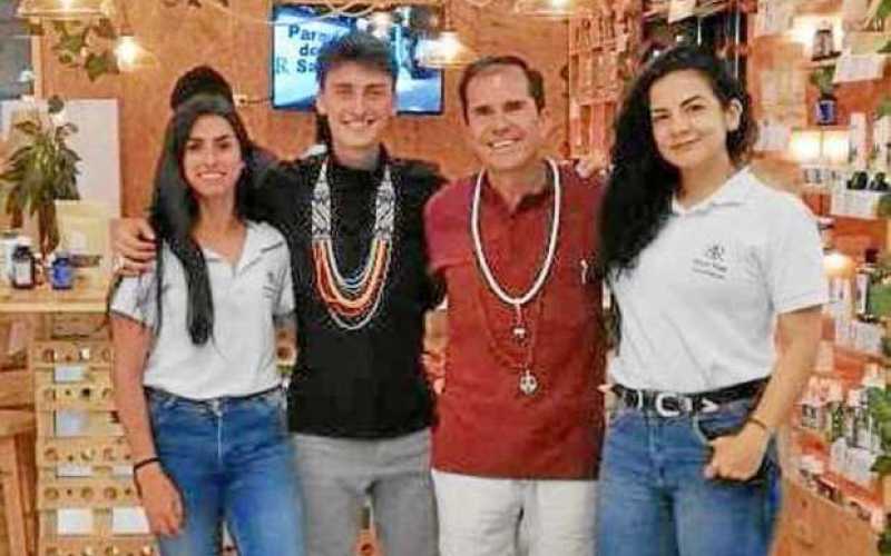 Paola Montoya, Santiago Rojas Gómez, Jorge Enrique Rojas Quiceno y Susana Ruden posaron frente al Positive Market, de Productos 