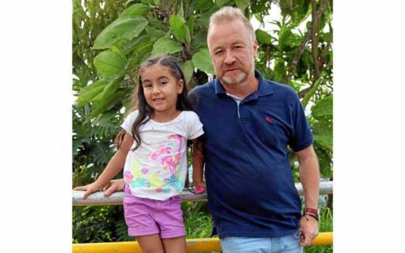 Gabriela Parra Hernández celebró su cumpleaños número 6 acompañada de su abuelo, Orlando Parra Herrera.
