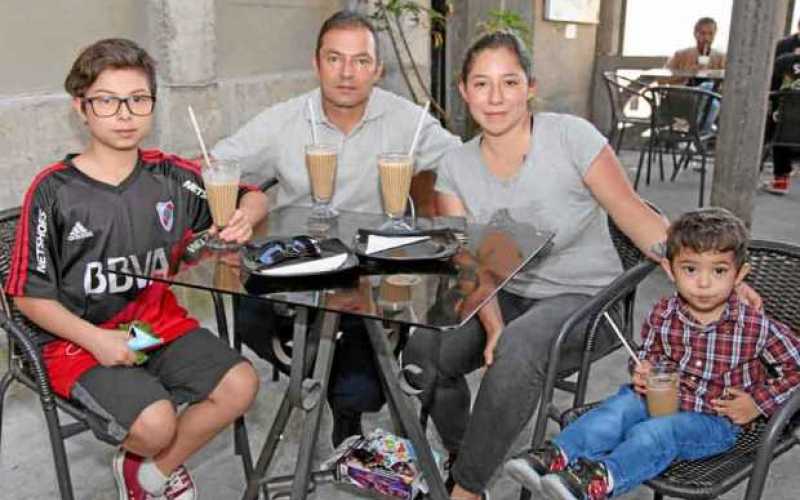 Eliana Rodríguez y José González departieron en Tazzioli Café.