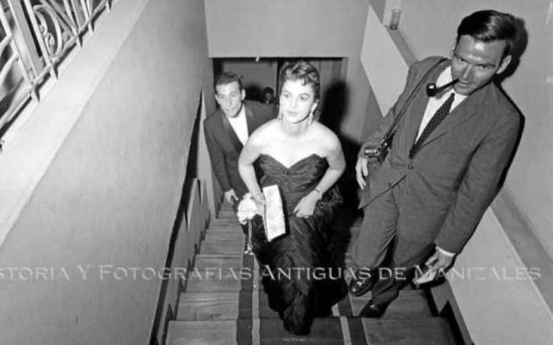 Luz Marina Zuluaga llega al Club Manizales a la Fiesta de Coronación del Reinado Continental del Café, durante la Feria de Maniz