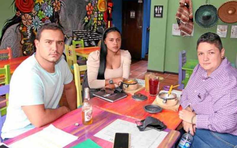 En el restaurante La Gringa Mexicana, en una reunión de amigos, compartieron Mateo García, Jenny Acevedo y Lorena Velásquez.