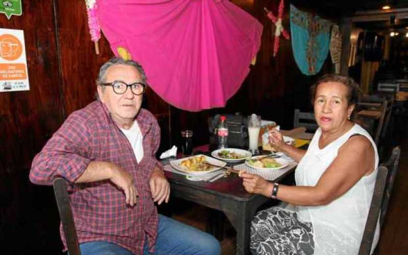 En el restaurante Un Lugar de La Mancha estuvieron Manuel López García y Gloria Inés Arredondo.