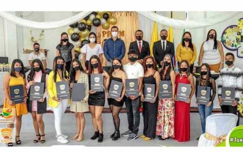 Graduandos de Marquetalia, de la institución IES Cinoc, otorgando el título de técnicos profesionales en manejo silvicultural, u