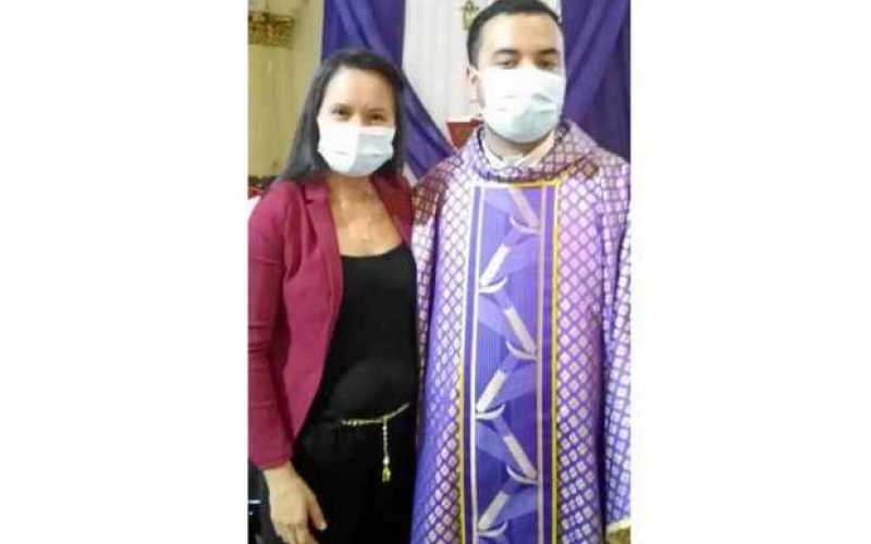 Foto | Henry Giraldo | LA PATRIA El padre Diego Alejandro Hernández Paredes, quien se ordeno en Cali; celebró el 23 de febrero s