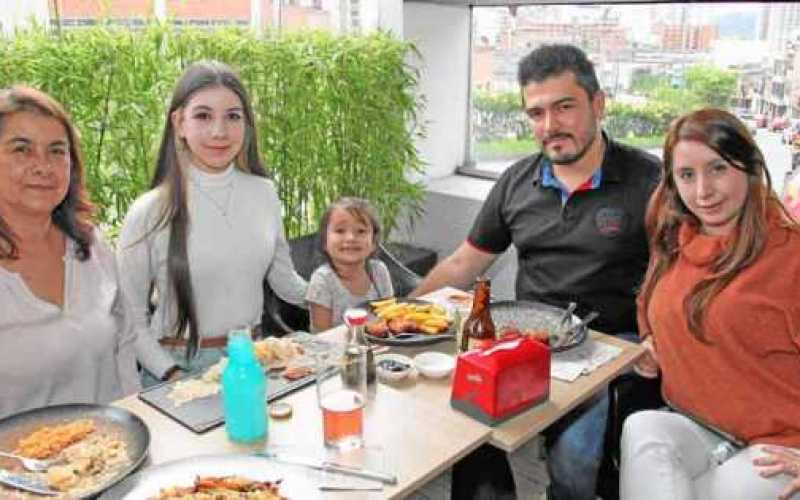 Encuentro familiar en el restaurante Sushi Fusión de Irma Ceballos Aguirre, Laura Silvana Correa Ceballos, la niña Emilia Serna 