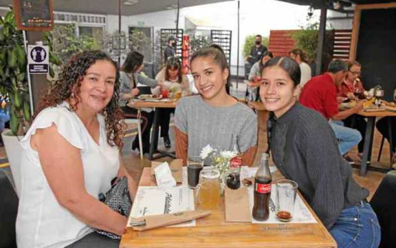 En el restaurante Dauntaun se reunieron: María Cristina Betancur, Paulina Galvis Betancur e Isabel Galvis Betancur.