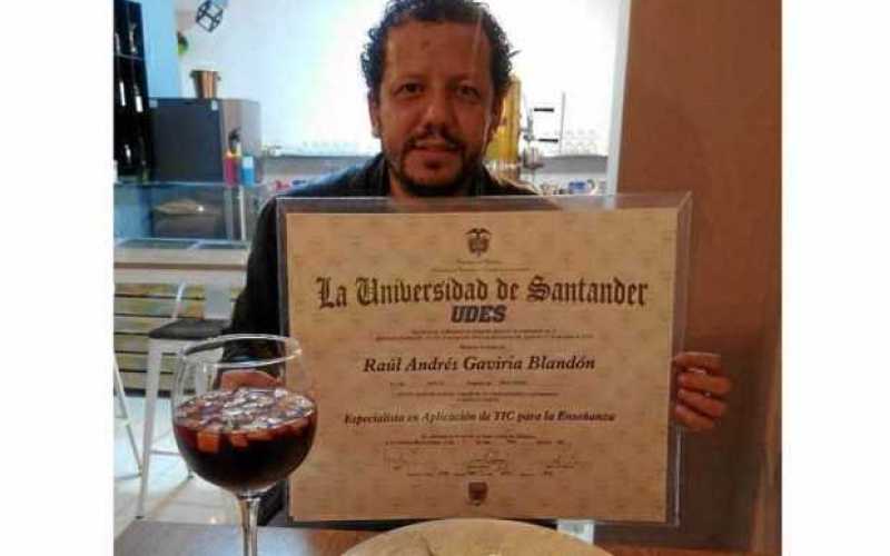 Raúl Andrés Gaviria recibió el título de Especialista en Aplicación de TIC para la enseñanza, de la Universidad de Santander. Ac