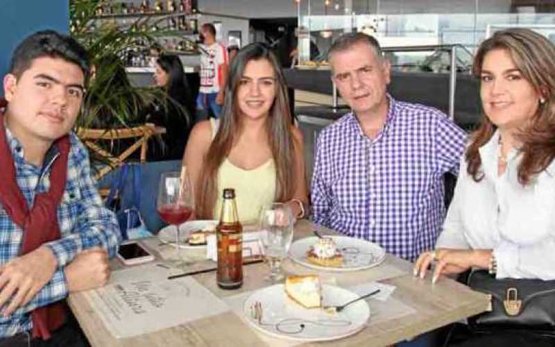 Daniel Betancourt Zuluaga, Laura Betancourt Zuluaga, Carlos Alberto Betancourt Cuartas y Diana María Zuluaga Zuluaga, se reunier