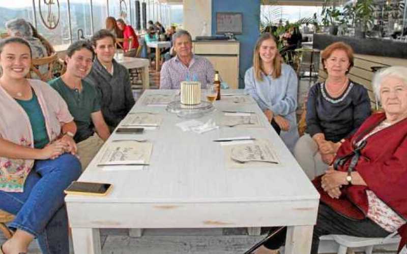 Almuerzo en el restaurante La Azotea, de Día del Padre y cumpleaños de Esteban Cadavid Clitt, lo acompañan: María Andrea Velasco