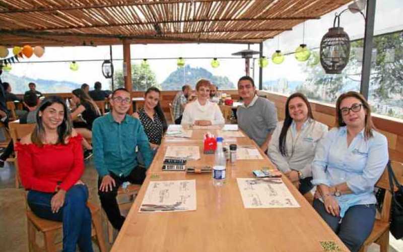 Los compañeros de Empocaldas ofrecieron un almuerzo de despedida a Lupe del Rocío Orozco Pérez, quien cumplió tiempo para su jub