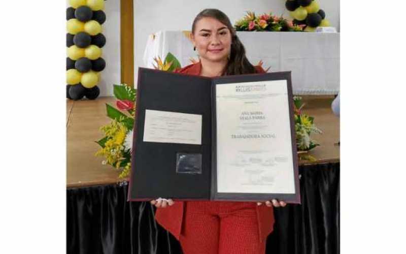 Foto|Cortesía|LA PATRIA    Ana María Ayala Parra recibió el título de trabajadora social de la Universidad Católica Luis Amigó, 