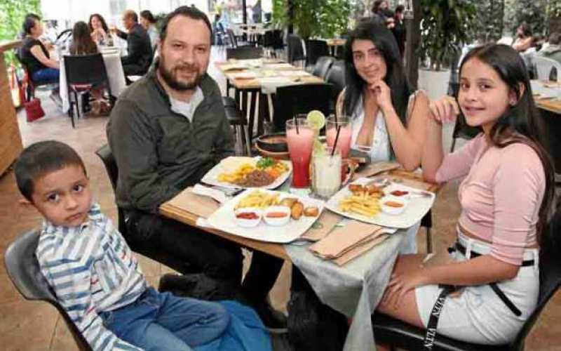 Foto|Argemiro Idárraga|LA PATRIA   Nicolás Galindo Gómez, Juan David Galindo López, Johanna Andrea Gómez Restrepo y María Fernan