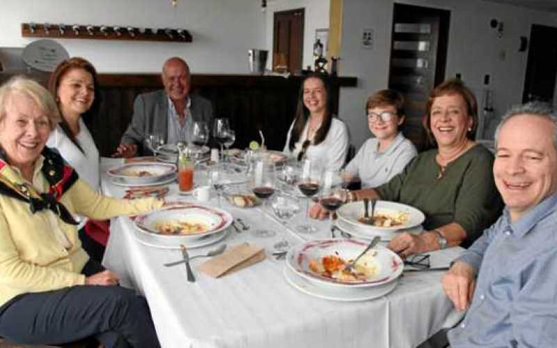 En el restaurante Vino y Pimienta se reunieron en un almuerzo: Constanza Jaramillo Villegas, Ángela Giraldo Jaramillo, Carlos Al