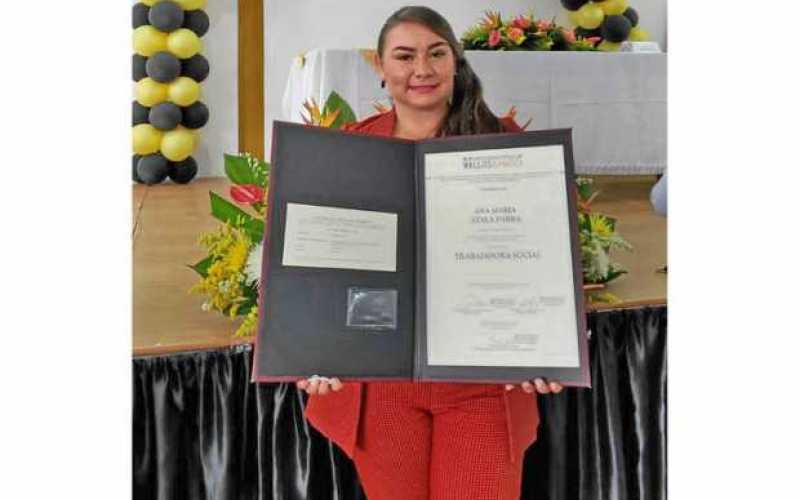 La Universidad Católica Luis Amigó de Manizales otorgo el titulo de Trabajadora Social a Ana María Ayala Parra. En la actualidad