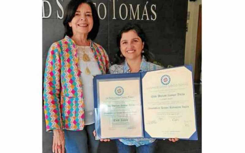 Foto|Lector|LA PATRIA   Martha Helena Arcila Rincón, coordinadora de la Universidad Santo Tomás, en Manizales, entregó el diplom