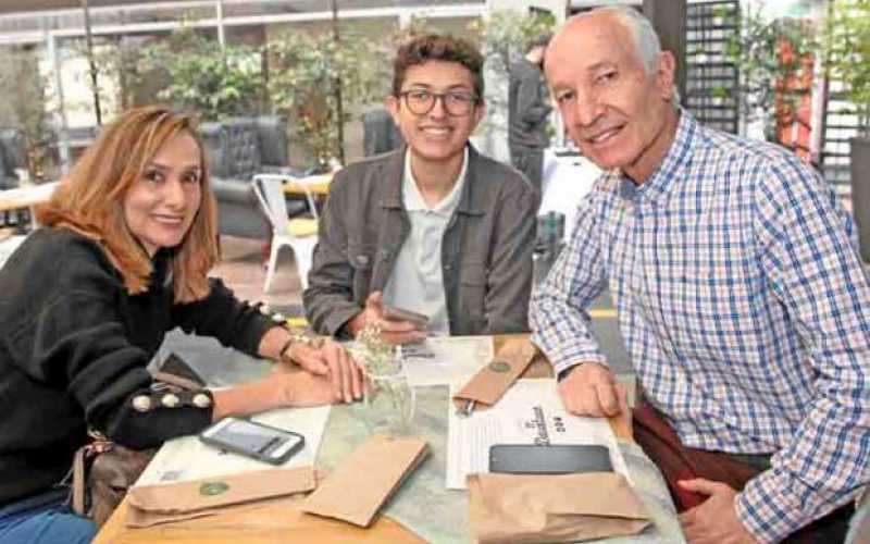 Foto|Argemiro Idárraga|LA PATRIA      En el restaurante Dauntaun se reunieron: Elena María Gómez Naranjo, Juan Pablo López Gómez