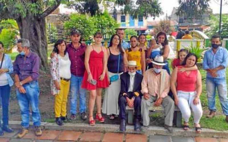 Luis Carlos Restrepo Angulo cumplió 101 años el 20 de julio. Sus familiares y amigos le ofrecieron un agasajo en Samaná. Es padr