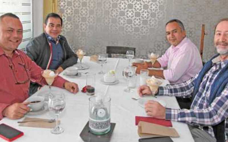 En el restaurante Vino y Pimienta se reunieron en un almuerzo de trabajo: Jhon Harold Cano Restrepo (concejal de Chinchiná), Jor