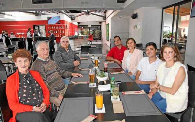 Celebración del Día de la Madre con un almuerzo en el Club Manizales, sede El Cable: Luz Escobar de Betancour, Germán Betancur A