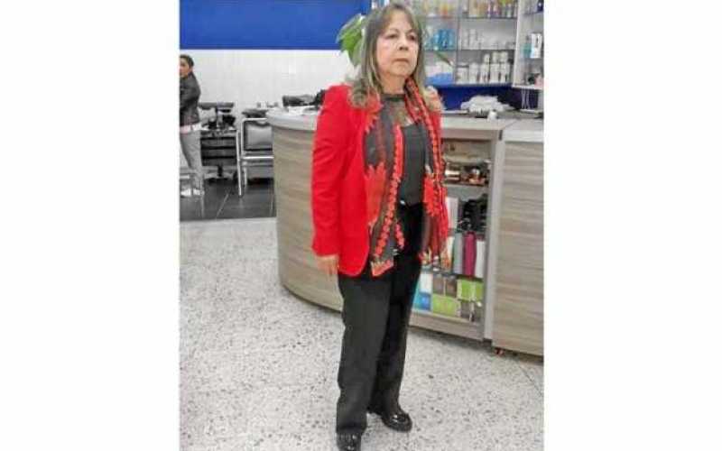 Compañeros de trabajo celebraron el cumpleaños de Irene Suárez.