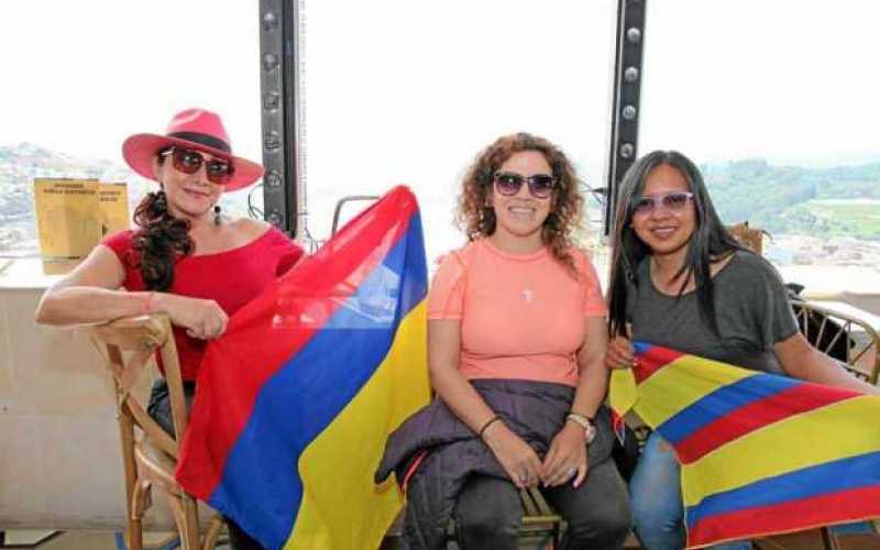 En el restaurante La Azotea se reunieron las amigas Clara Elsy León Correal, Francia Salazar Duque y Yenny Carolina Mejía López.