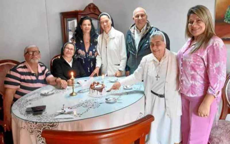 Celebraron los 141 años de la conformación de la Congregación de las Hermanas Dominicas de Manzanares. Las acompañan el abogado 