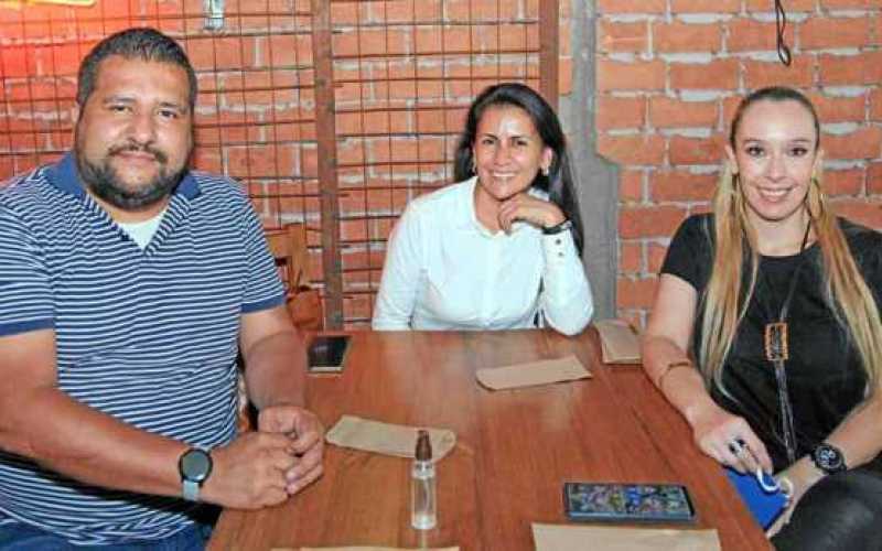 Fotos/Argemiro Idárraga/LA PATRIA Edwin Trujillo, Yaneth Cuervo y Alejandra Morales, ejecutivos de Excelcredit, se reunieron en 