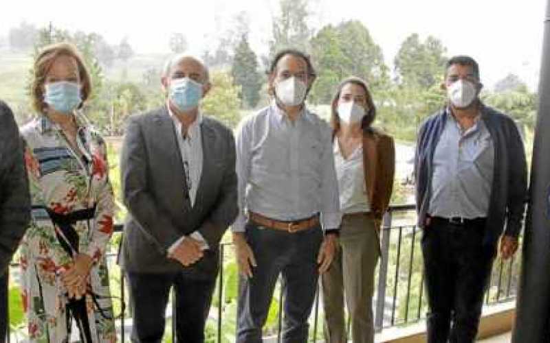 Jorge Hernán Toro, Claudia del Pilar Estrada, Álvaro Uribe, Federico Gutiérrez, Andrea Rivas, Carlos Arturo Gallego y Germán Lóp