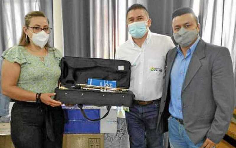 Foto| Carlos Mario Ríos | LA PATRIA Luz Estella Gil Calderón, rectora Institución Educativa San Antonio; Carlos Jaime Gallego Se