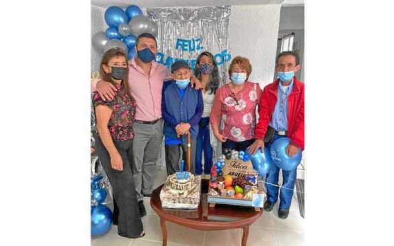 Foto | Guillermo Salgado Montoya | LA PATRIA Cumpleaños número 100 de Carlos Alonso Cabra Guzmán. En esta foto lo acompañas sus 