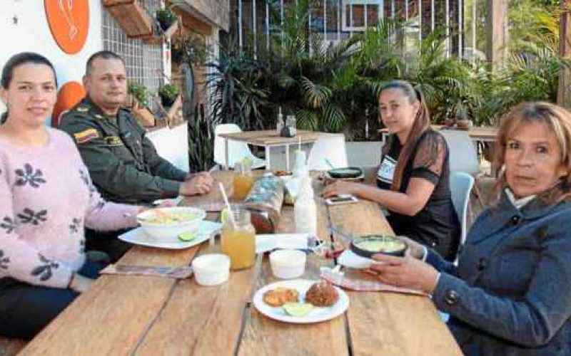 Foto/Argemiro Idárraga/LA PATRIA En la Sevichería Tito disfrutaron de un almuerzo familiar: Mónica Díaz, Elkin Gómez (mayor Poli