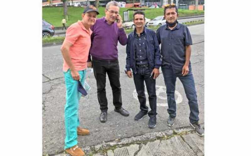 Foto | Cortesía |LA PATRIA Henry Giraldo, Mario César Otálvaro y los ciclistas Nelson Cacaito Rodríguez y Rubén Darío el Diablo 
