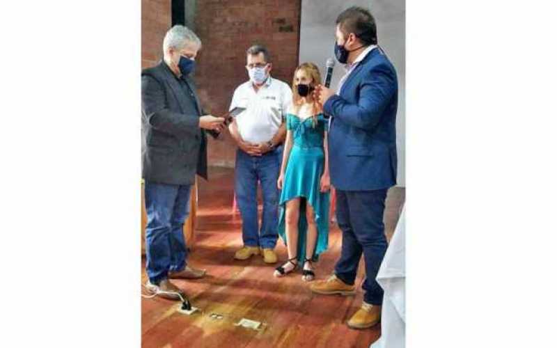 Foto | Albeiro Rudas | LA PATRIA Juan Carlos Cortés, alcalde de Risaralda, le realizó un reconocimiento a Paula Andrea Duque, gr