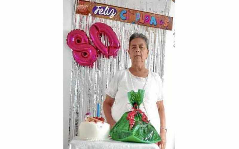 Con una reunión familiar celebran con almuerzo y torta el cumpleaños 80 de Dolly Yepez en el barrio El Porvenir, de Manzanares. 