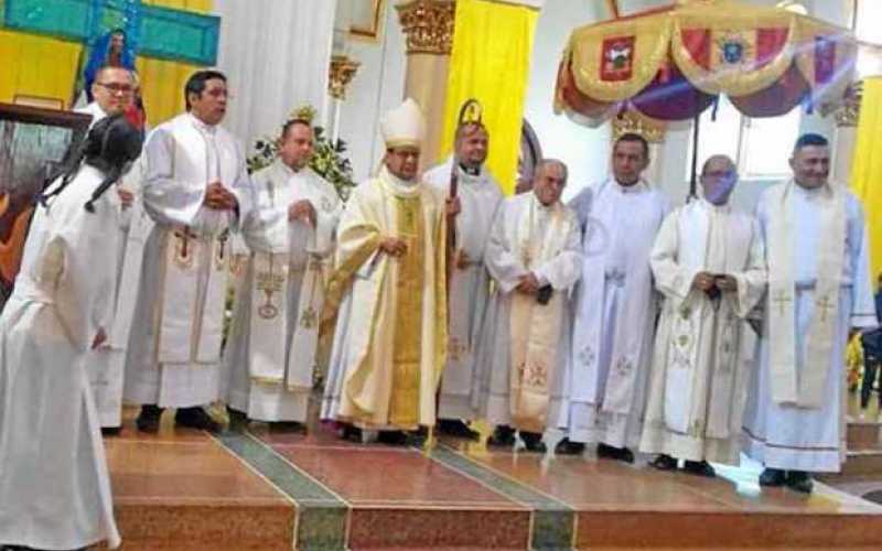 Foto|Henry Giraldo|LA PATRIA Monseñor Hency Martínez Vargas, obispo de la Diócesis La Dorada - Guaduas, estuvo en Manzanares (Ca