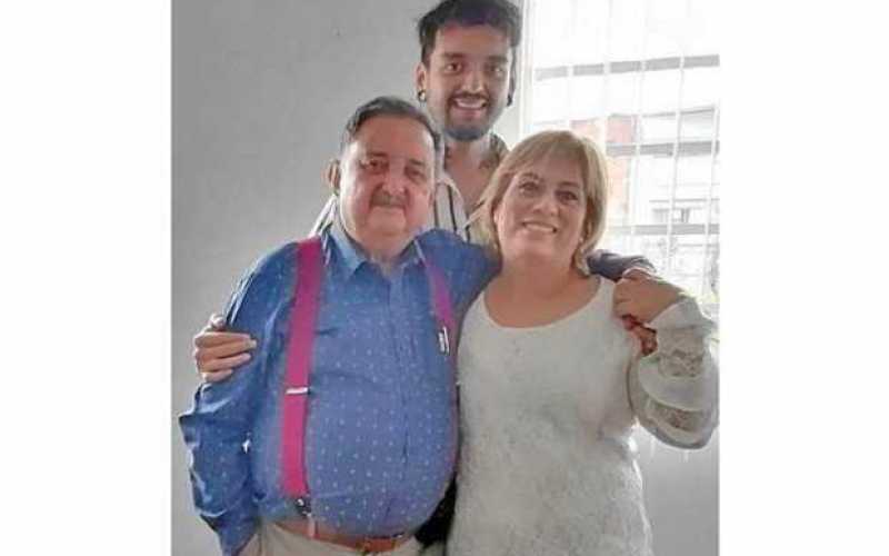 A Bernardo Forero Muñoz lo acompañan: Carlos Arturo y María Isabel Pineda García