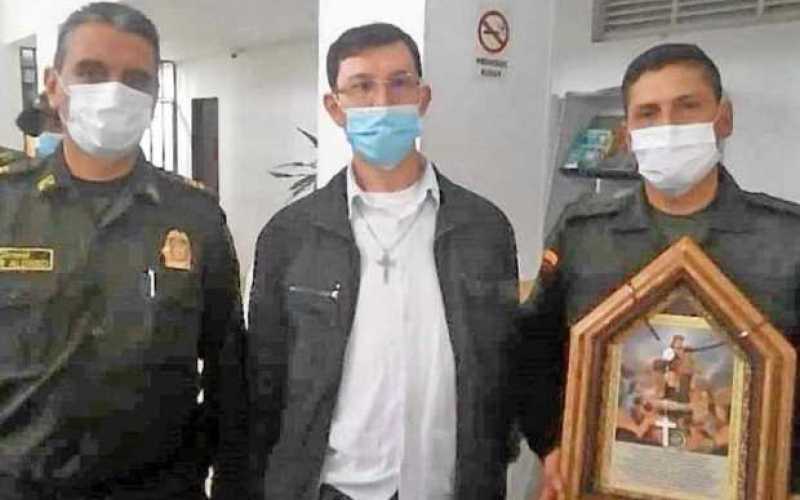 Jhon Jairo Vásquez Gómez, ministro extraordinario de la sagrada comunión del comando de La Policía, nos envía esta imagen en la 